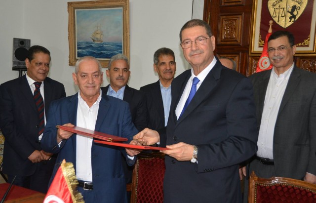 إمضاء البلاغ المشترك بين الحكومة والاتحاد العام التونسي للشغل  23-02-2015