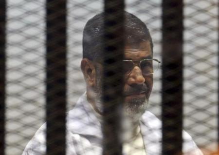 محكمة مصرية تقضي بإعدام مرسي وبديع في قضية اقتحام السجون