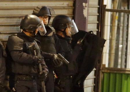 سماع دوي رصاص وانفجارات مع مداهمة الشرطة الفرنسية لمنطقة في باريس