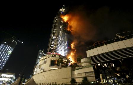 حريق ضخم في فندق بمحيط برج خليفة في دبي