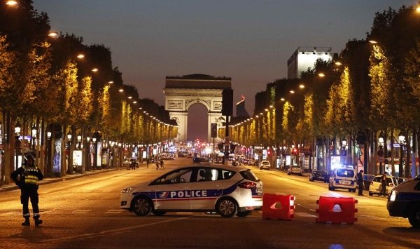 large-69413هجوم-مسلح-في-الشانزليزيه-وسط-باريس-وداعش-يتبنى-46fbf