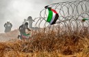 86049-صور-اشتباكات-عنيفة-بين-الفلسطينيين-وقوات-الاحتلال-فى-غزة-(4)