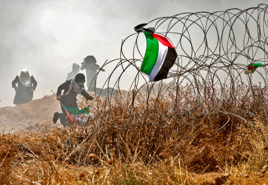 86049-صور-اشتباكات-عنيفة-بين-الفلسطينيين-وقوات-الاحتلال-فى-غزة-(4)