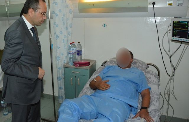 وزير الداخلية يزور المصابين بالمستشفى العسكري
